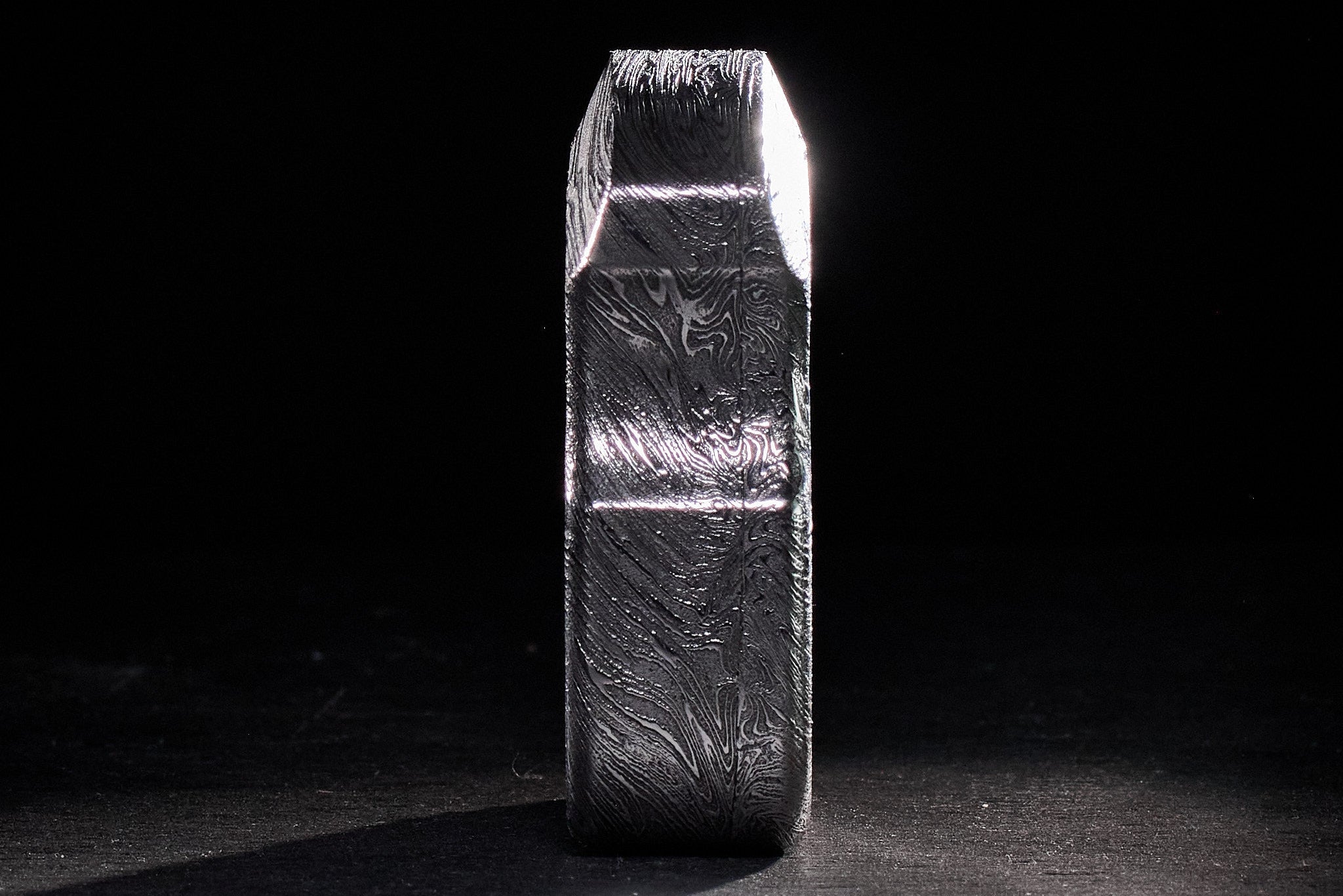 Smooth hand-finished edges and 25mm hole of the S01 Damascus accessory.