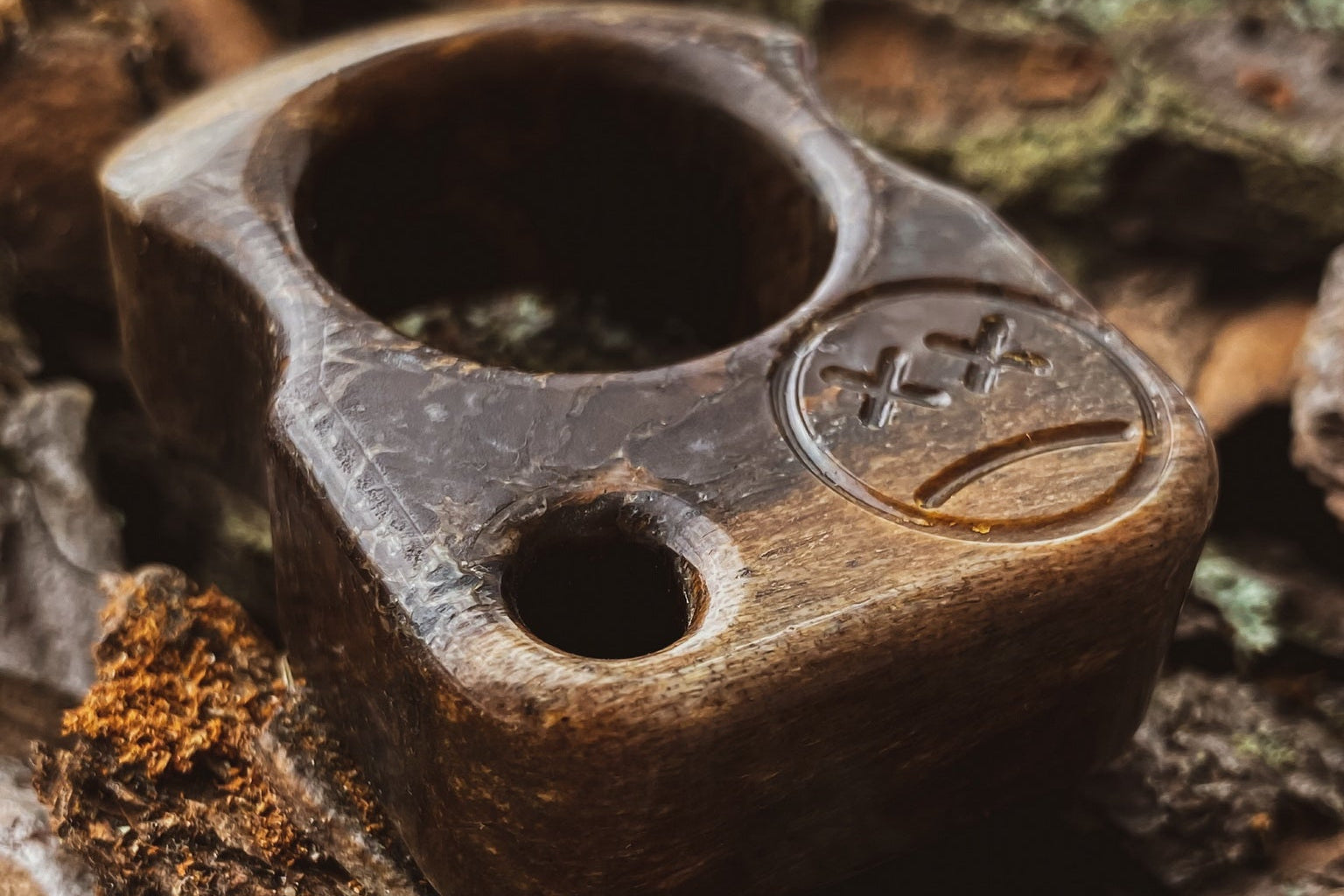 Close-up of Pearl Brown Resin and mammoth bone texture on the Series S01.