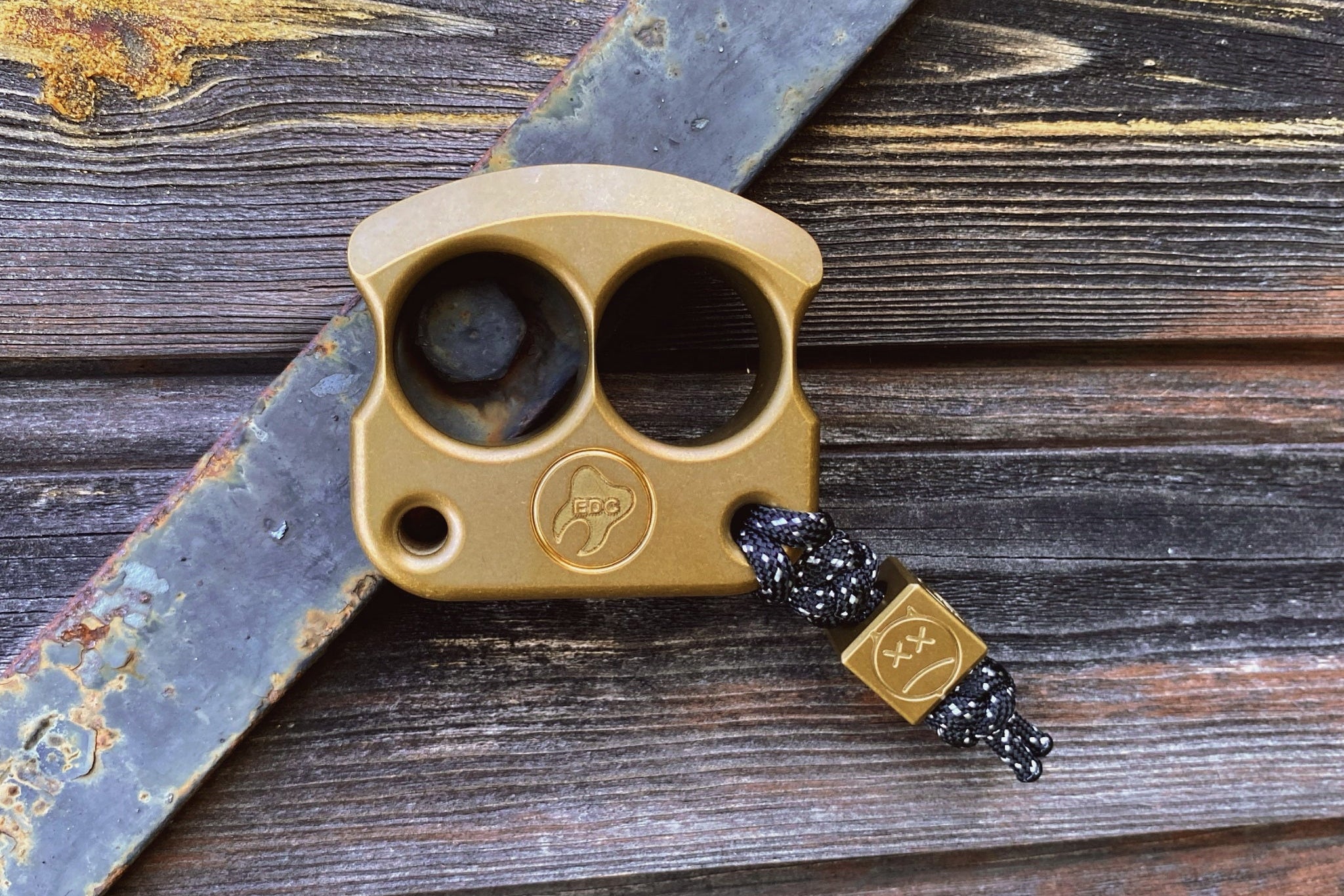 Pocket Art D01 Sad Face Stonewashed Brass | Double Finger Tool