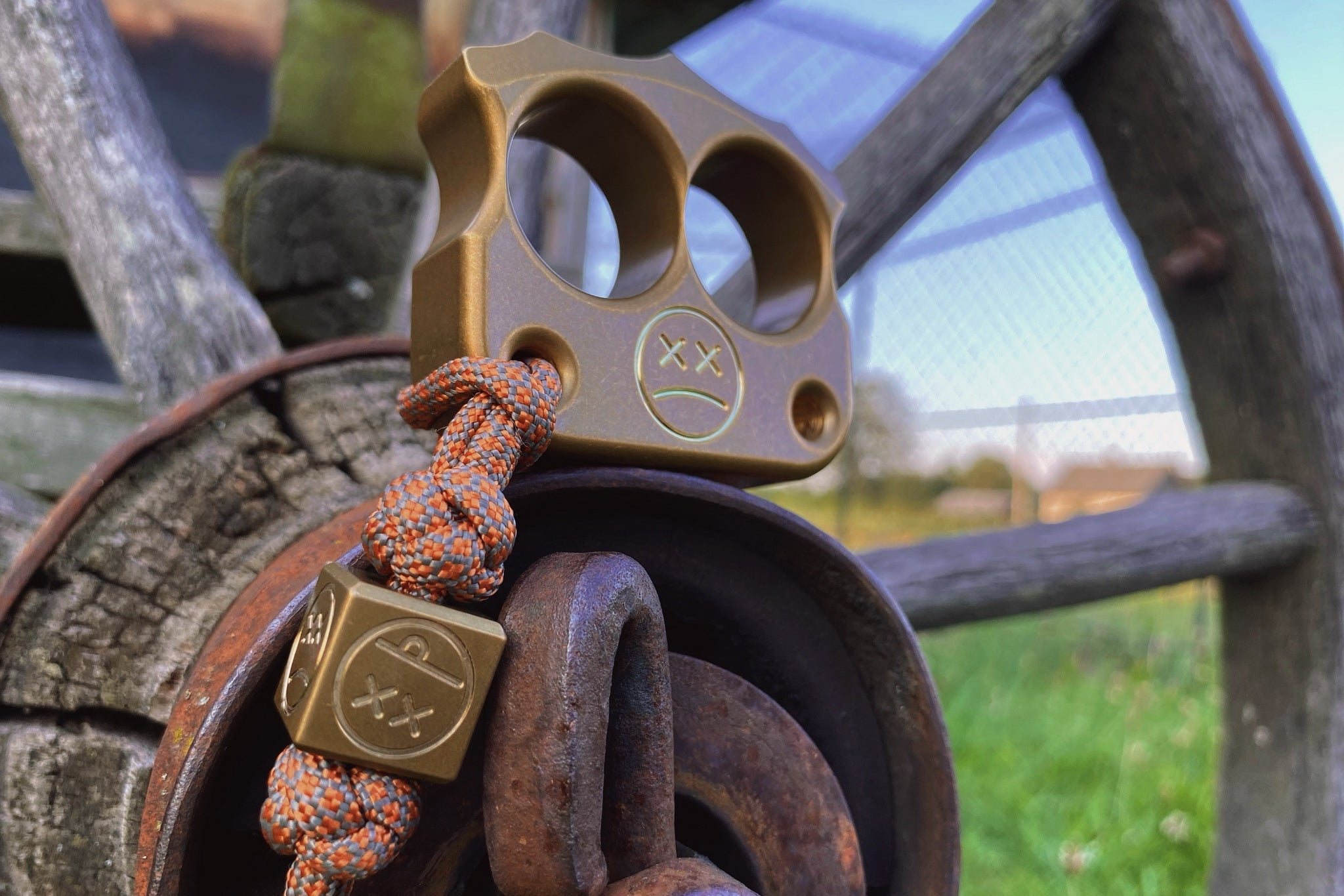 Pocket Art D03 Sad Face Stonewashed Brass | Double Finger Tool