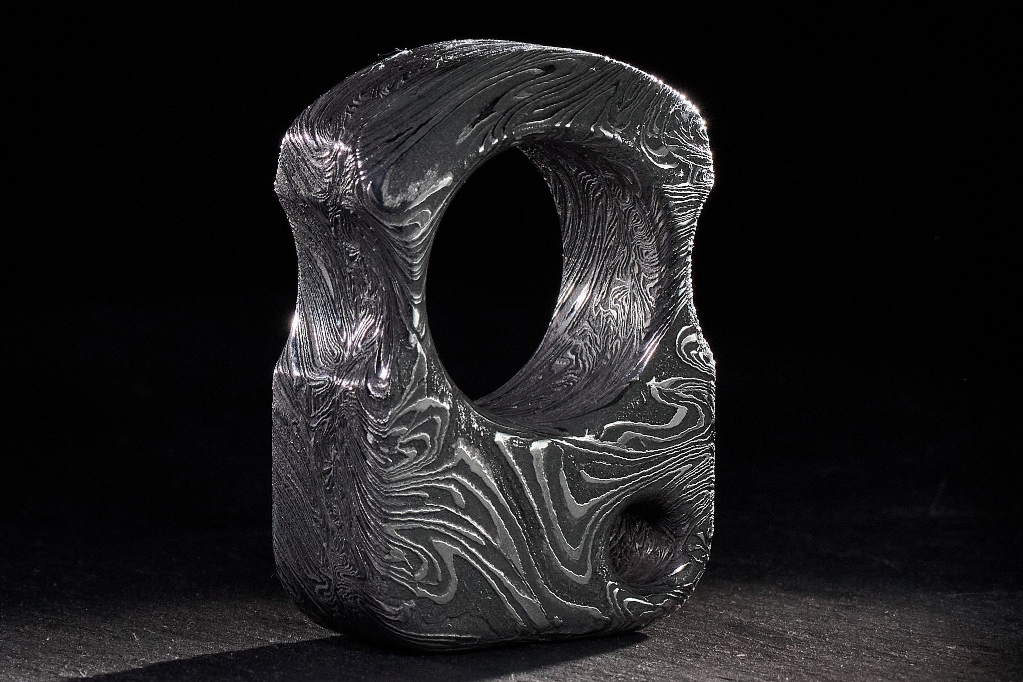 Detailed view of the 25mm finger hole and smooth ergonomic finish of S01.