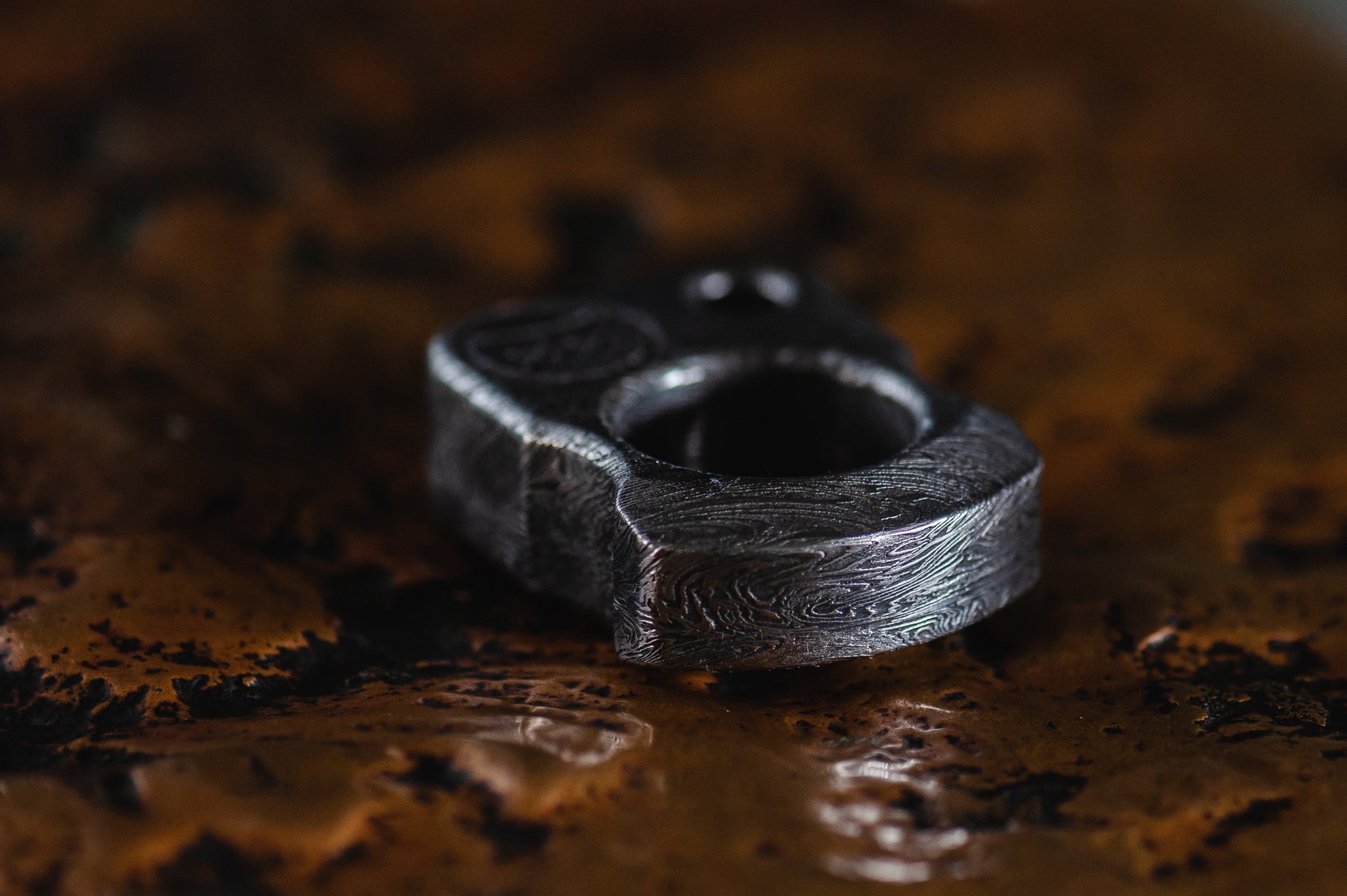 Detailed grain pattern of acid-etched forged damascus steel accessory-9