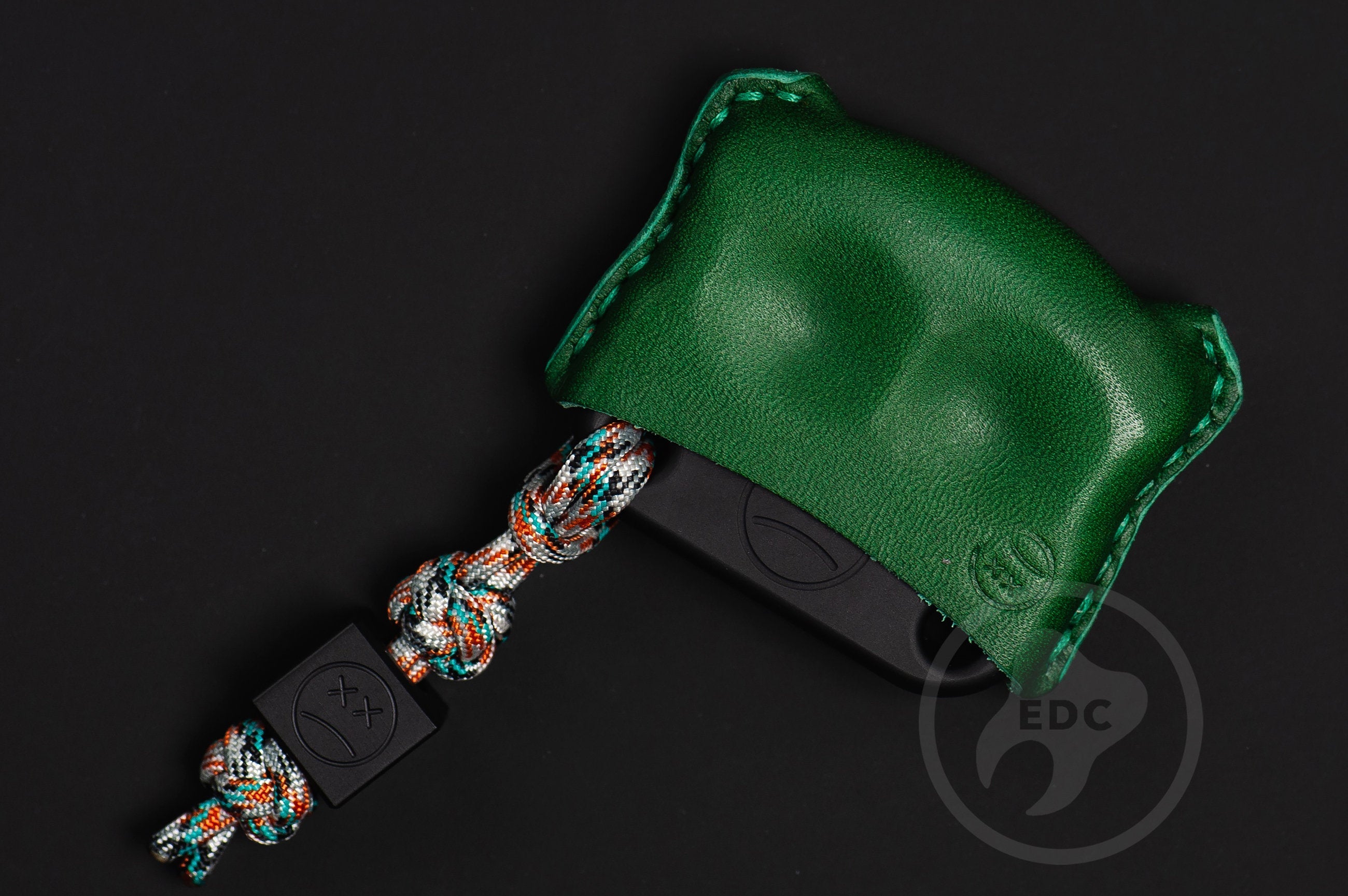 Close-up of premium green leather stitching on dual-slot EDC slip D01, Pocket fit of Series D01 hunter green leather dual-slot organizer