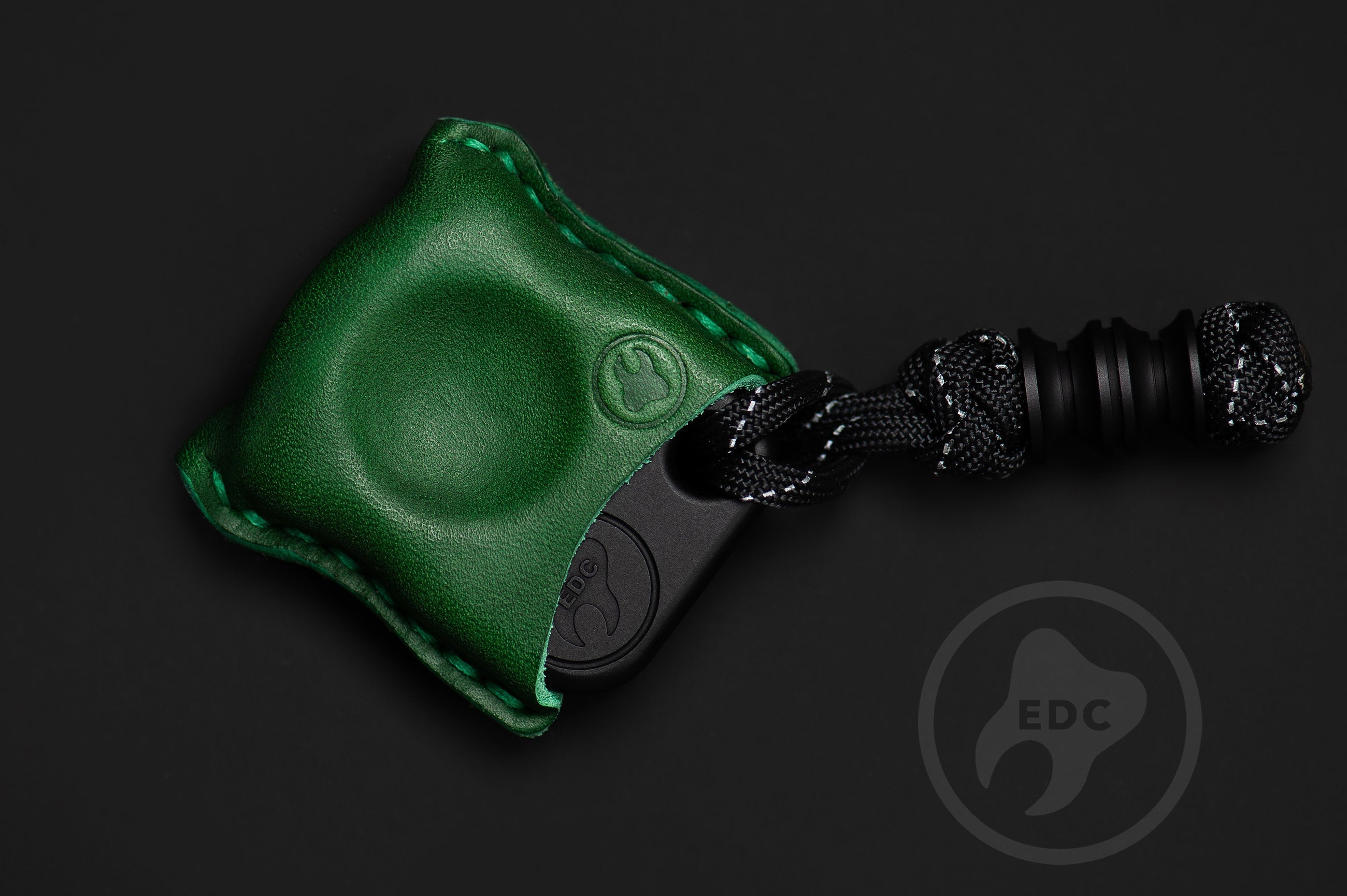 Close-up of premium hunter green leather stitching on EDC slip S01, Pocket fit of Series S01 green leather pocket organizer