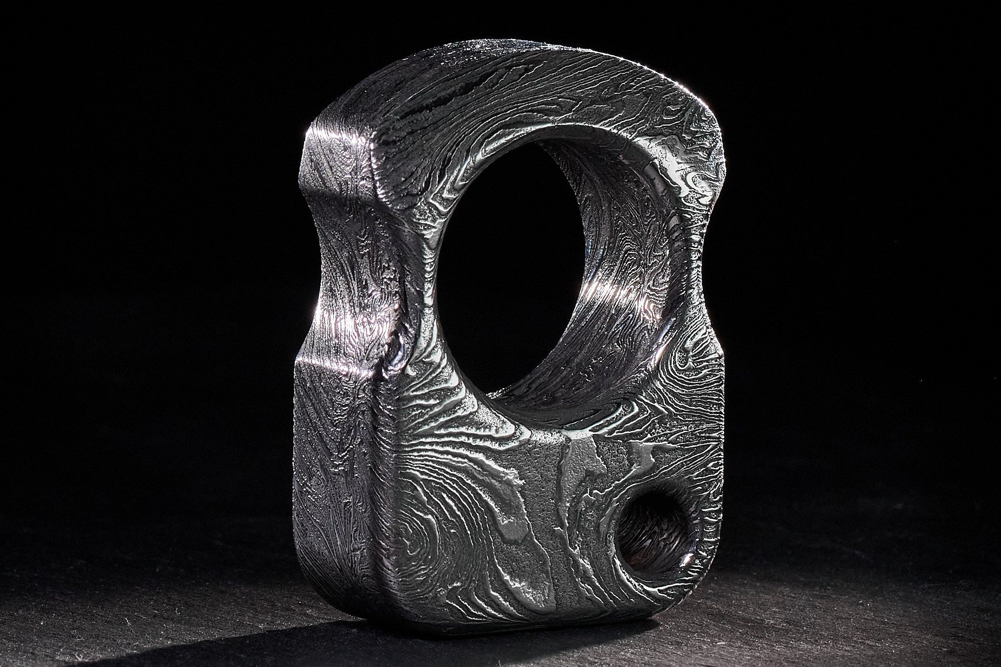 Side profile of the 17mm thick heavyweight Damascus steel pocket artifact.