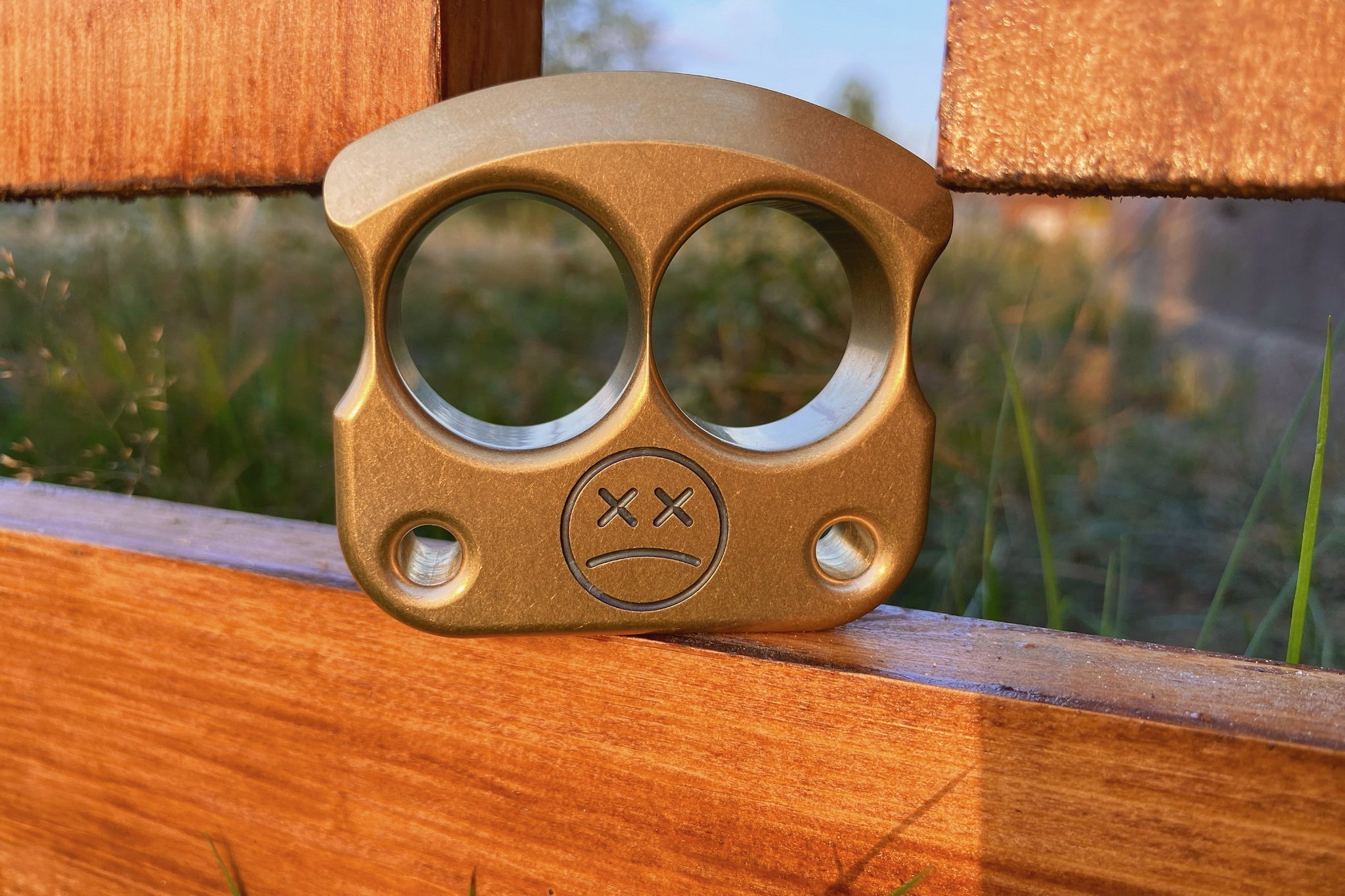 Pocket Art D01 Black Sad Face Patina Brass | Double Finger Tool