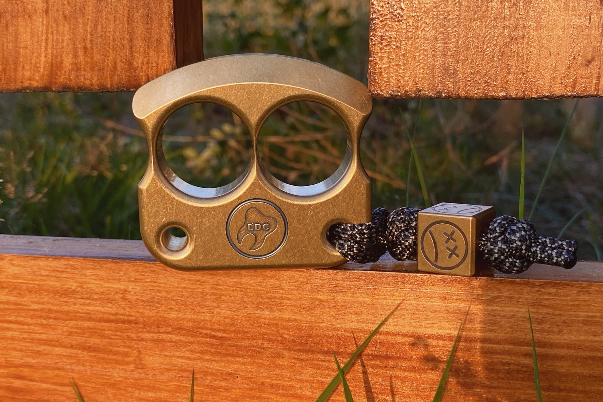 Pocket Art D01 Black Sad Face Patina Brass | Double Finger Tool