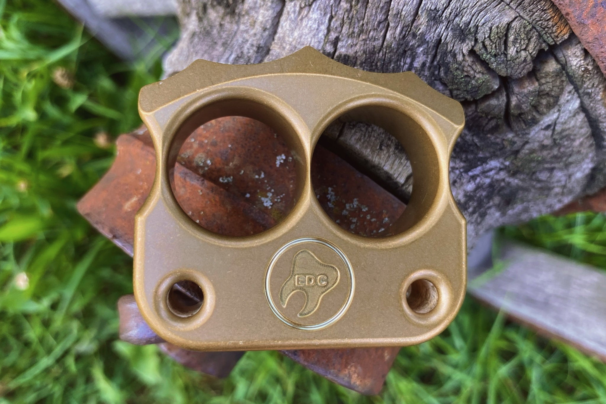 Pocket Art D03 Sad Face Stonewashed Brass | Double Finger Tool