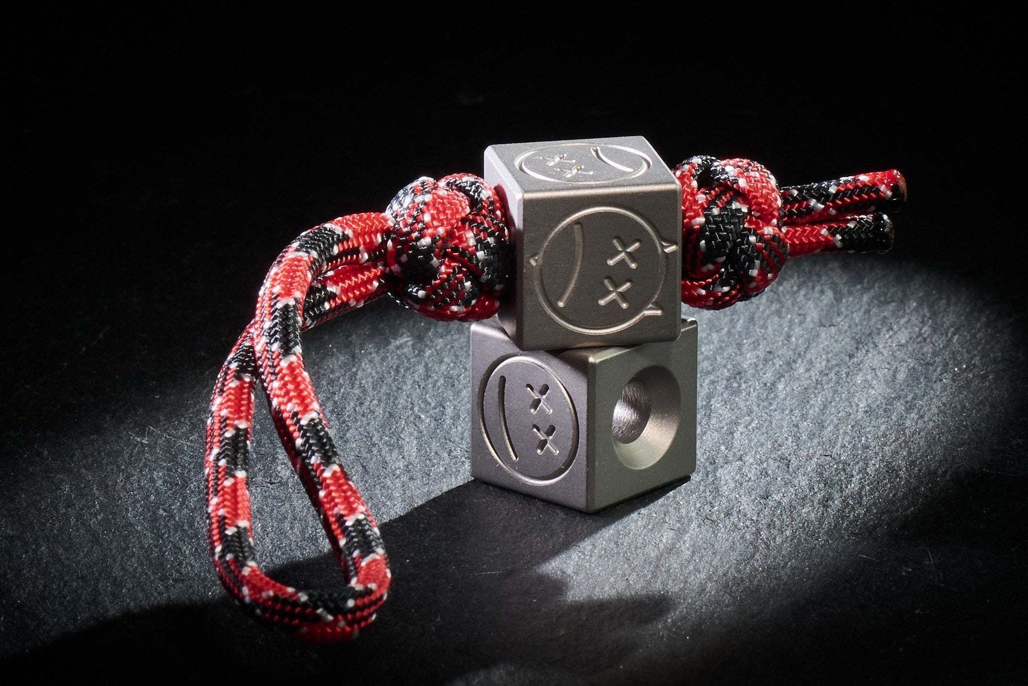アクセサリー S.A.D Sadistic and dangerous Titanium Sad Face Cube | Knife Lanyard Paracord Bead Set | PocketEDC