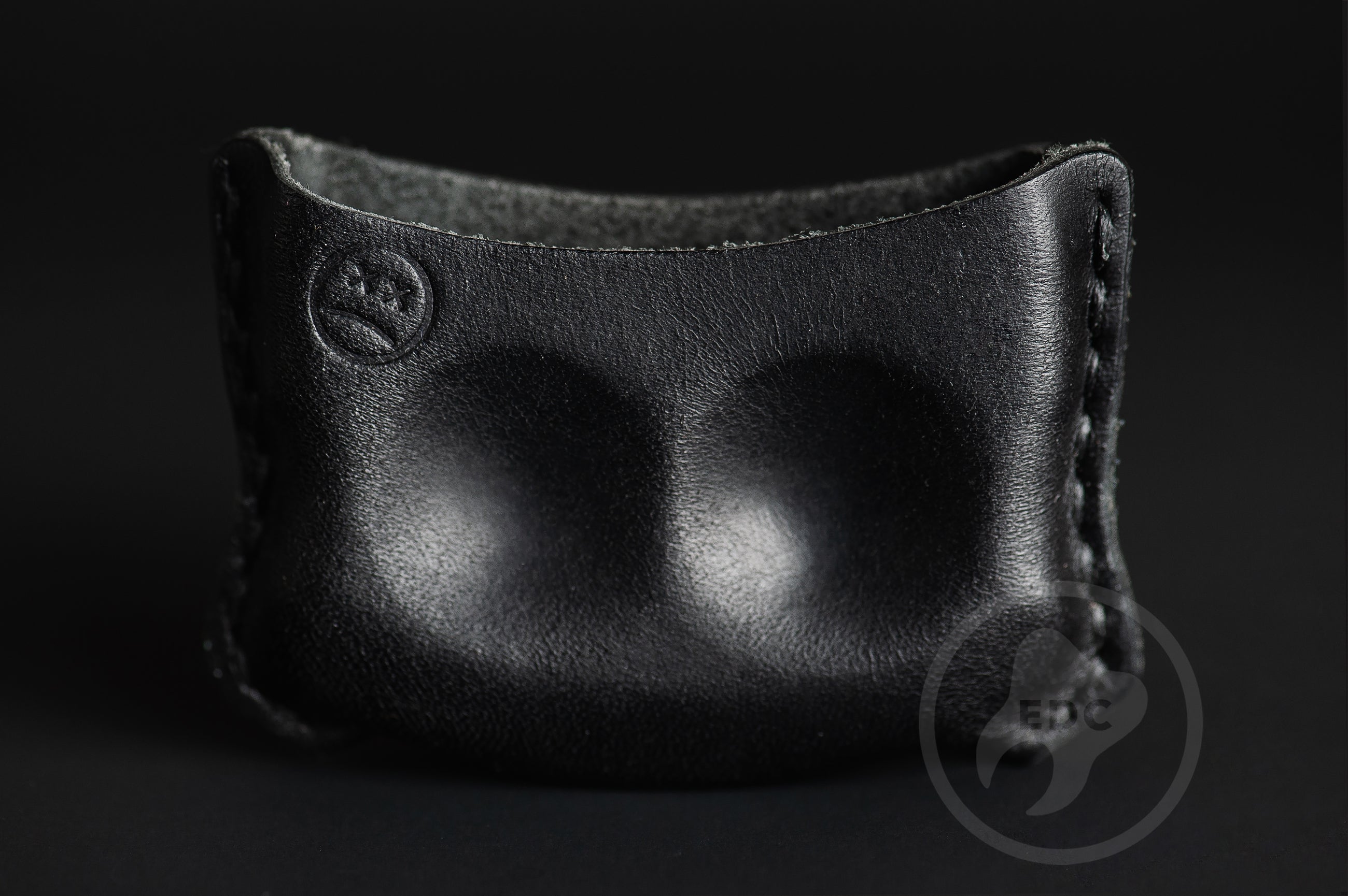 Close-up of premium black leather stitching on dual-slot EDC slip D01, Pocket fit of Series D01 tactical black leather organizer-2