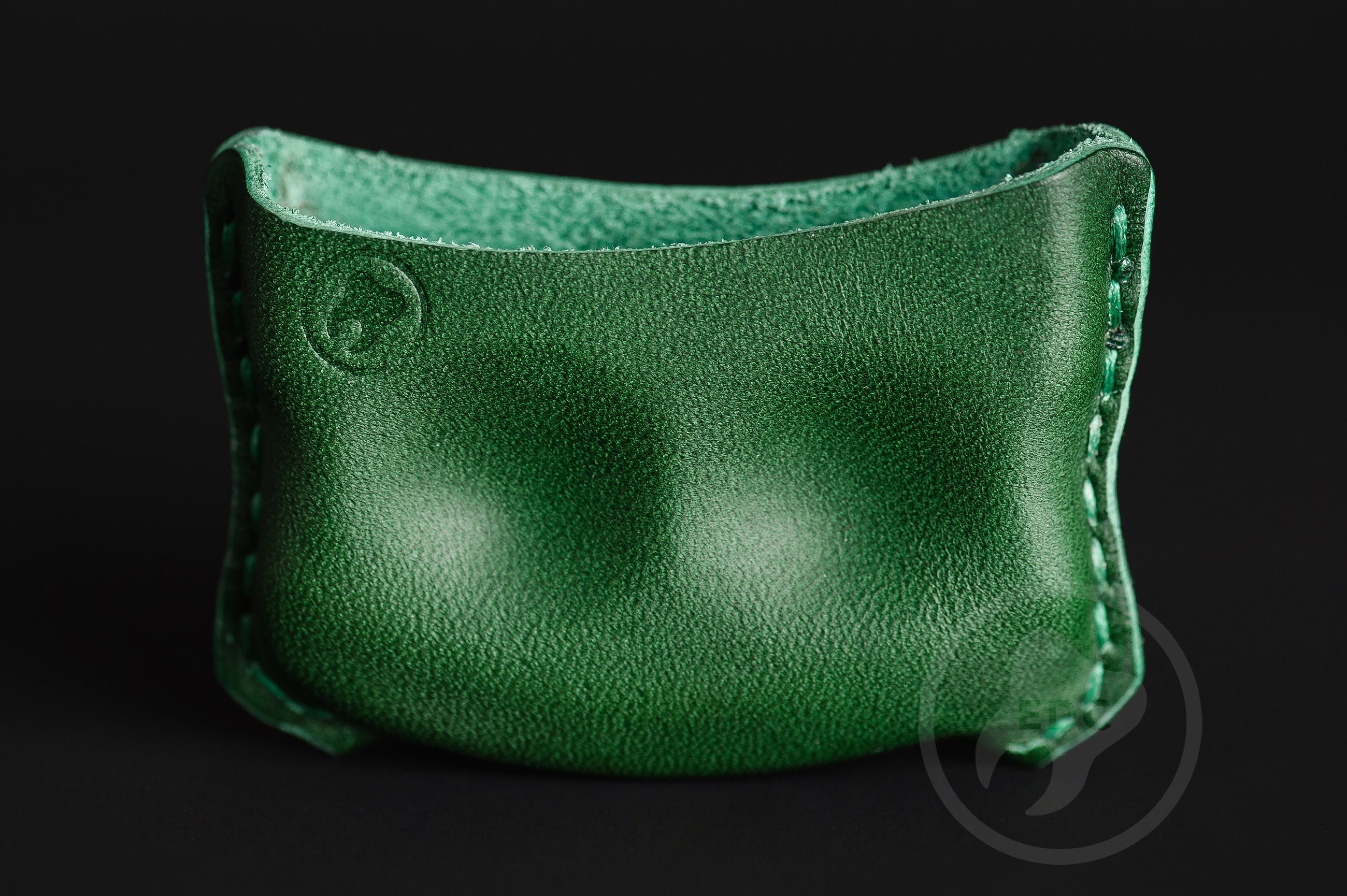 Close-up of premium green leather stitching on dual-slot EDC slip D01, Pocket fit of Series D01 hunter green leather dual-slot organizer-2