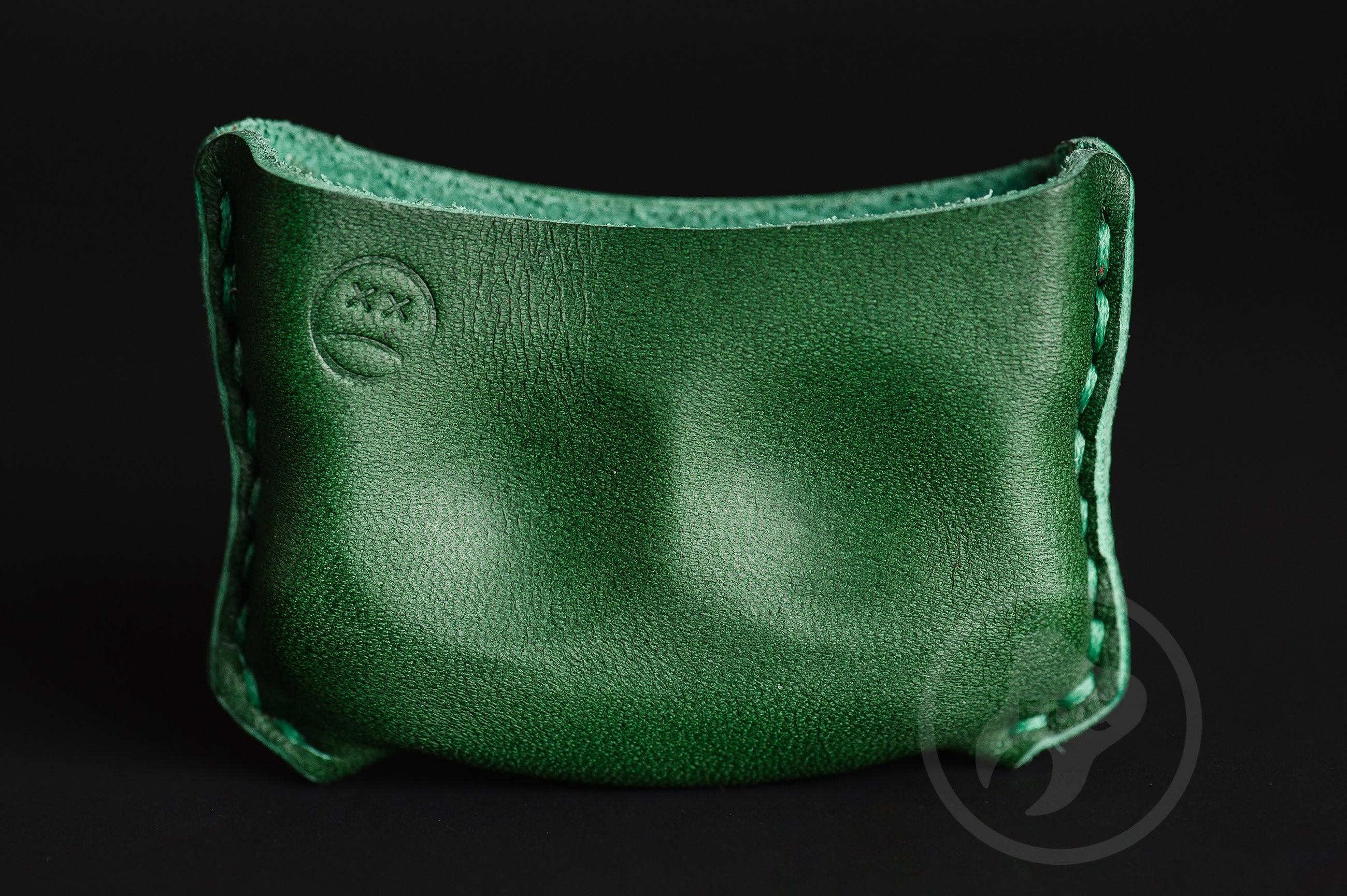 Close-up of premium green leather stitching on dual-slot EDC slip D01, Pocket fit of Series D01 hunter green leather dual-slot organizer-3