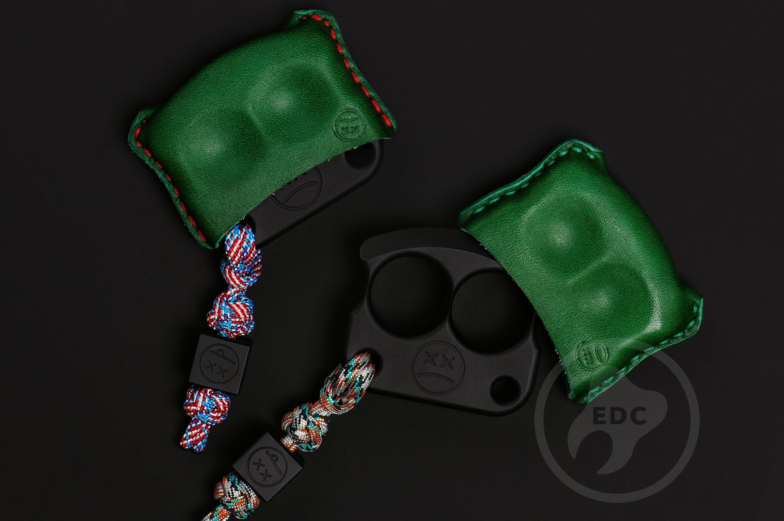 Close-up of premium green leather stitching on dual-slot EDC slip D01, Pocket fit of Series D01 hunter green leather dual-slot organizer-5