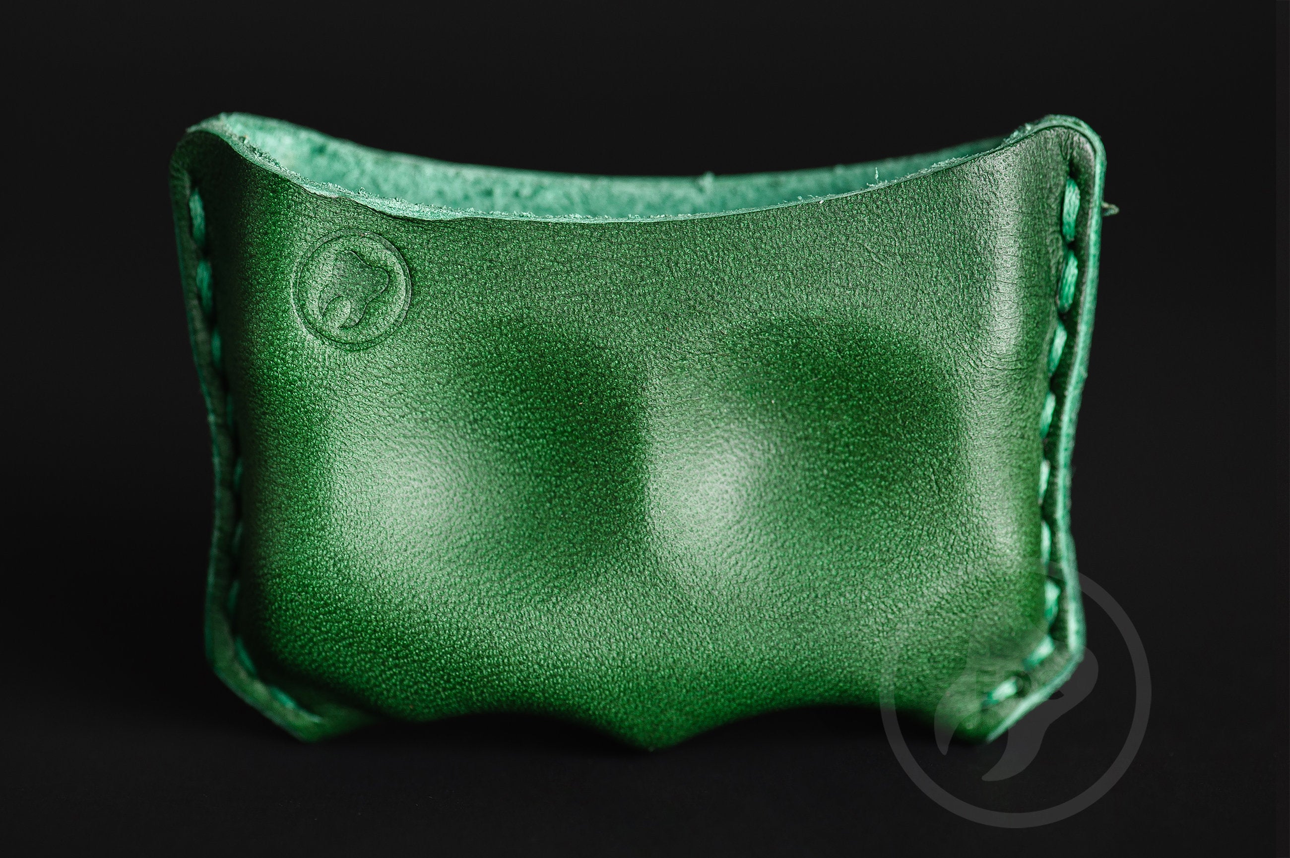 Close-up of premium green leather stitching on EDC slip D03, Pocket fit of Series D03 hunter green leather organizer-2