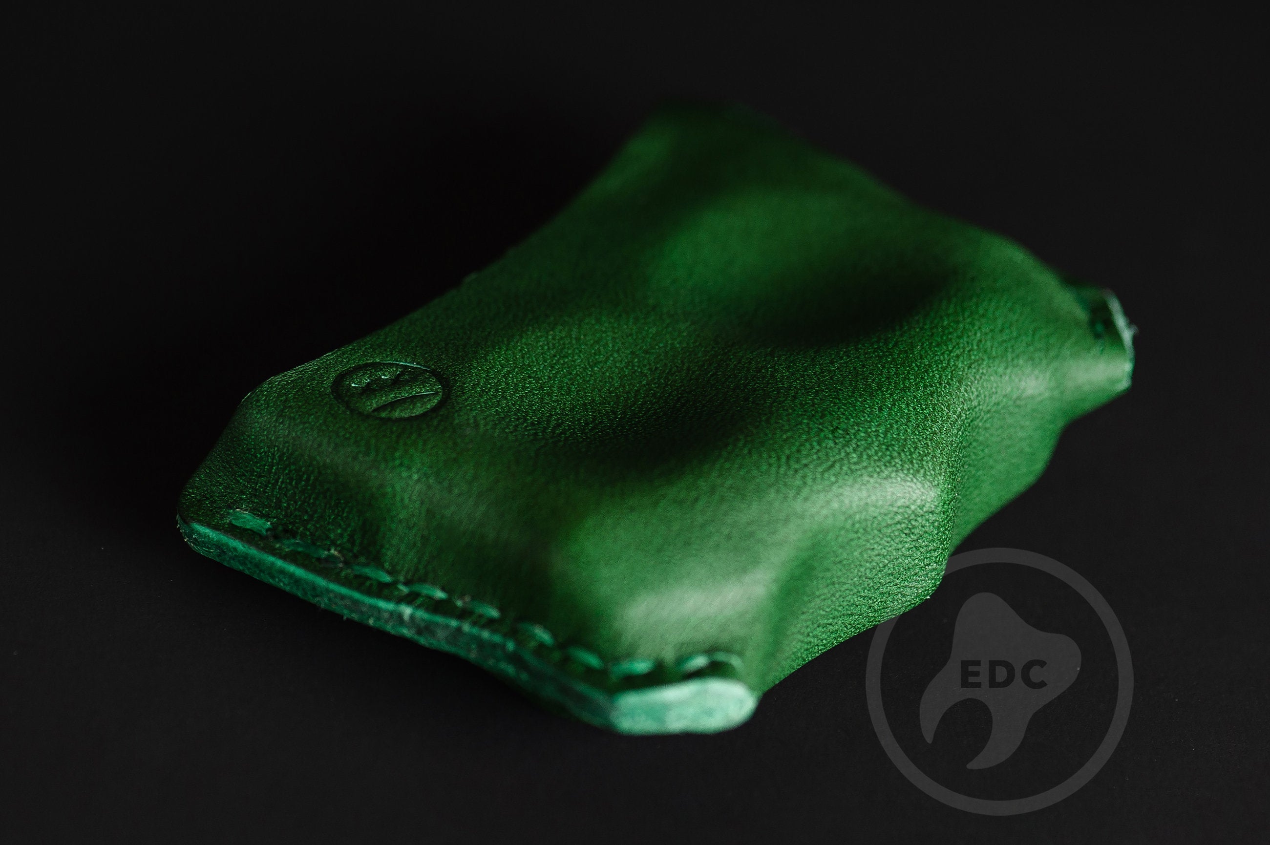 Close-up of premium green leather stitching on EDC slip D03, Pocket fit of Series D03 hunter green leather organizer-3